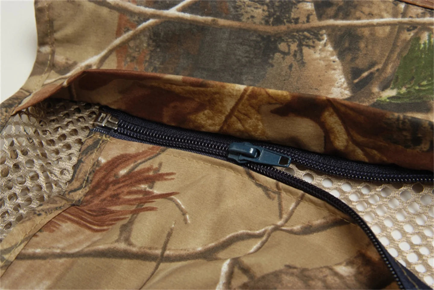 Camouflage Hunting Vest – Breathable & Versatile Outdoor Essential