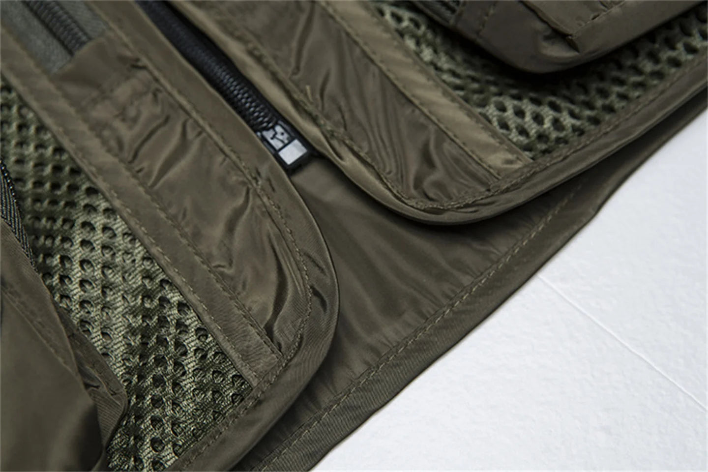 Camouflage Hunting Vest – Breathable & Versatile Outdoor Essential